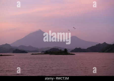 See Mutanda mit Blick auf die Vulkane der Virunga Berge, Uganda Stockfoto