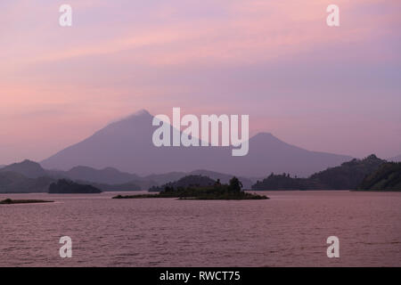 See Mutanda mit Blick auf die Vulkane der Virunga Berge, Uganda Stockfoto