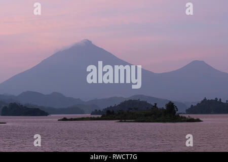 See Mutanda mit Blick auf die Vulkane der Virunga Berge, Uganda Stockfoto