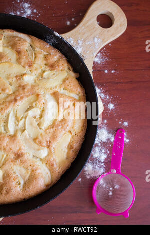 Charlotte pie Pan. Apfelkuchen. Hausgemachte backen. Zu Hause kochen. Gusseiserne Pfanne. Stockfoto