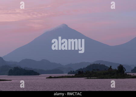 See Mutanda mit Blick auf die Vulkane der Virunga Berge, Uganda Stockfoto