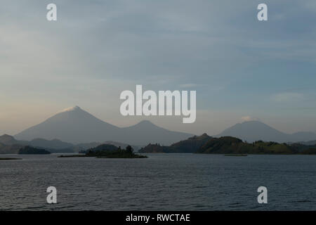 See Mutanda mit Blick auf die Vulkane der Virunga Berge, Uganda Stockfoto