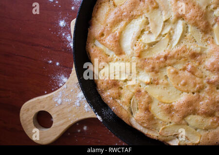 Charlotte pie Pan. Apfelkuchen. Hausgemachte backen. Zu Hause kochen. Gusseiserne Pfanne. Stockfoto