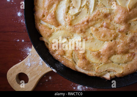 Charlotte pie Pan. Apfelkuchen. Hausgemachte backen. Zu Hause kochen. Gusseiserne Pfanne. Stockfoto