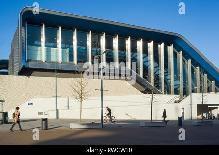 Die moderne architektonisch markante Erweiterung zu lesen Bahnhof in Vorbereitung für CrossRail. Stockfoto