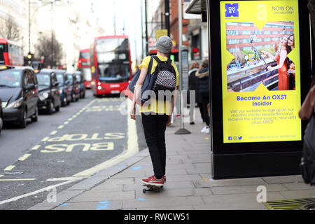 Bild zeigt: Skateboarder und Elektroroller, die Probleme verursacht, auf dem Bürgersteig und auf der falschen Seite der Straße in der Oxford Street. Diese Fußgängerzone w Stockfoto