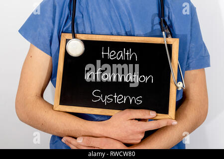 Arzt zeigt Informationen über blackboard: Health Information Systems. Medizinisches Konzept. Stockfoto
