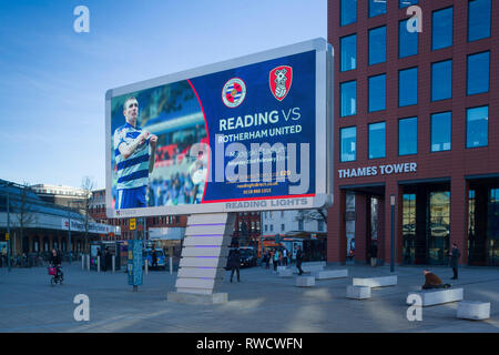 "Leselampe", Der neue Riese beleuchtete LED-Anzeigentafel außerhalb Bahnhof Reading, Berkshire, hier Werbung für das nächste Heimspiel für das Lesen Footbal Stockfoto