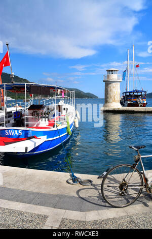 Boot Gulet am Dock mit Leuchtturm und Fahrrad, Marmaris, Gulet, Bootsfahrt, Mittelmeer, Türkei Stockfoto