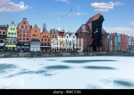 Winter Motlawa und Zuraw Krantor in Danzig, Polen. Stockfoto