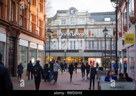 Der "John Lewis Department Store in der Broad Street, Reading, Berkshire, von der Queen Victoria Street gesehen. Stockfoto