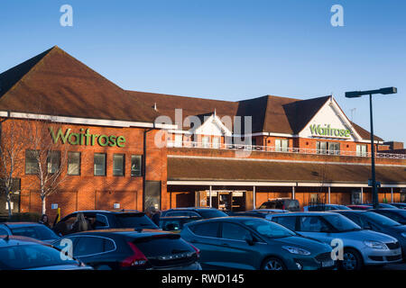 Der Supermarkt Waitrose mit parkenden Autos in Henley-on-Thames, Oxfordshire. Stockfoto