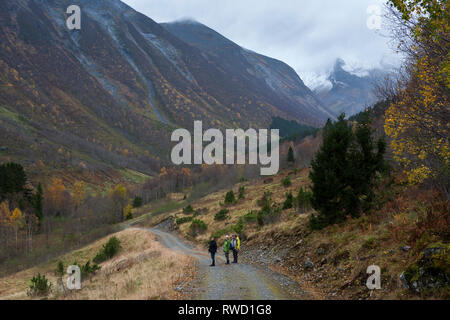 Wanderer auf einem Trail in Urkedalen, Møre og Romsdal, Norwegen. MODEL RELEASED Stockfoto