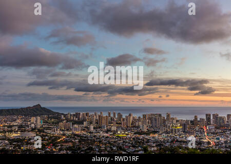 Ein Blick auf Honolulu von Tantalus drive Lookout. Stockfoto