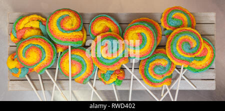 Pinwheels Lollypop für Karneval. Farbige buttergebäck Kuchen. Stockfoto