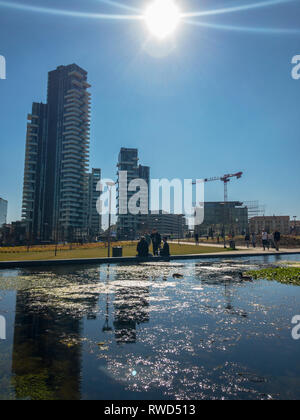 Solaria Turm, Mailand, Porta Nuova skyscraper Residenzen, dem höchsten Wohnhaus aus dem Parco degli Alberi gesehen. Italien Stockfoto