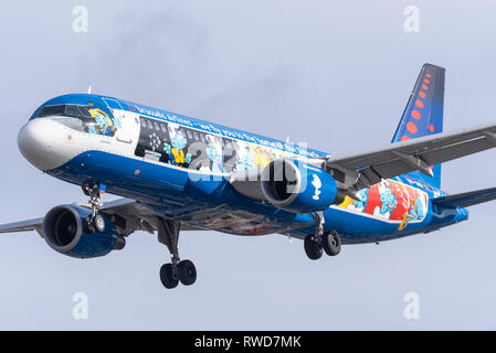 Brussels Airlines Airbus A320 Aerosmurf-Jet-Flugzeug OO-SND landet am Flughafen London Heathrow, Großbritannien. Sonderregelung für Schlumpf Stockfoto