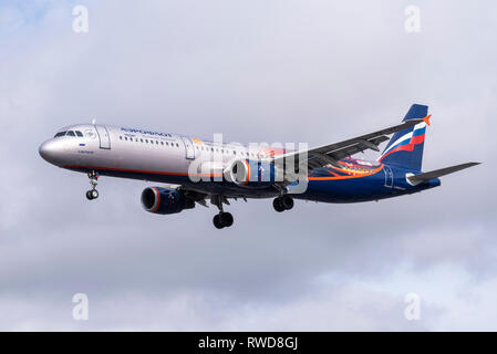 Aeroflot Russian Airlines Airbus A321 Düsenflugzeug VP-BTL landet am Flughafen London Heathrow, Großbritannien. Manchester United Farben Stockfoto