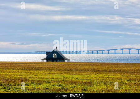 Cottage mit Confederation Bridge im Hintergrund, Kap Traverse Landung, Northumberland Strait, Prince Edward Island, Kanada Stockfoto