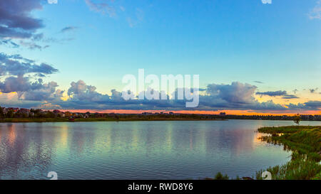 Schönen blauen Himmel mit cumulus Wolken über dem Fluss, im Wasser spiegelt. Fluss Wasser Landschaft in Kriviy Rih, Dnipropetrovs region, Ukraine Stockfoto