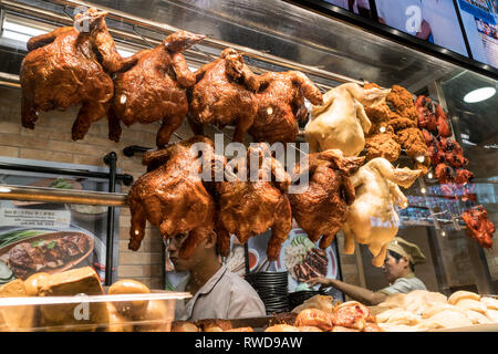 Singapur - Januar 28, 2019: - Street Food Verkäufer, die traditionelle gebratene Ente Essen in Singapur Stockfoto