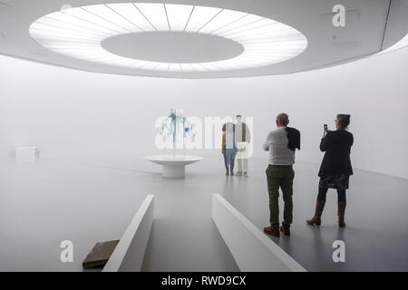 Besucher in der MuHKA/Museum van Hedendaagse Kunst/Museum für Zeitgenössische Kunst in der Stadt Antwerpen, Flandern, Belgien Stockfoto