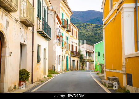 Maratea, Italien - 5.02. 2019: eine schmale Straße ohne Personen in der Altstadt von Maratea an der Südküste in Italien Stockfoto