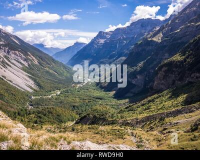 Panoramablick über die Pineta Tal in der Nähe von bielsa in den Pyrenäen, Huesca, Aragón, Spanien Stockfoto