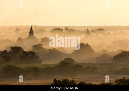 Tempel und Pagoden von Bagan (Pagan) im Nebel von oben, Mandalay, Myanmar gesehen Stockfoto