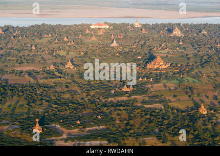 Tempel und Pagoden von Bagan (Pagan) von oben gesehen, Mandalay, Myanmar Stockfoto