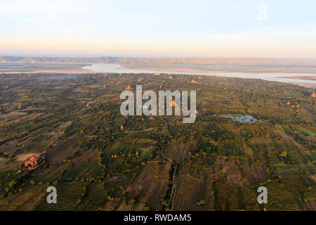 Tempel und Pagoden von Bagan (Pagan) von oben gesehen, Mandalay, Myanmar Stockfoto