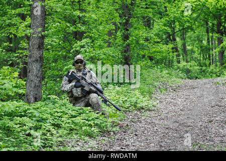 Grüne Barette U.S. Army Special Forces Group Sniper in Aktion. Stockfoto