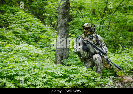 Grüne Barette U.S. Army Special Forces Group Sniper in Aktion. Stockfoto