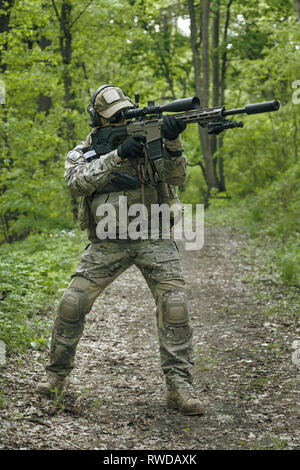 Grüne Barette U.S. Army Special Forces Group Sniper in Aktion. Stockfoto