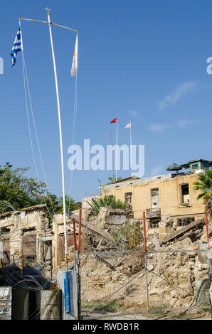 Stacheldraht und ein Sentry Post mit Flaggen im Hintergrund bei den Vereinten Nationen Pufferzone grüne Linie im geteilten Nikosia, der Hauptstadt der Insel von C Stockfoto