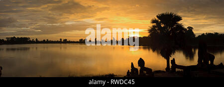 Sonnenaufgang über dem See. Stockfoto