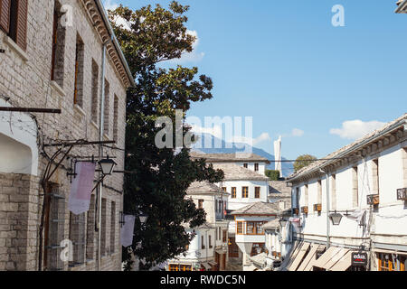 In Pogradec, Albanien - März 2019: Innenstadt von Gjirokaster, ein UNESCO-Weltkulturerbe in Albanien, alten osmanischen Basar Stockfoto