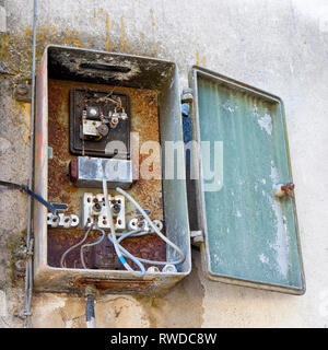 Alte elektrische Panel gegen die Wand Stockfoto