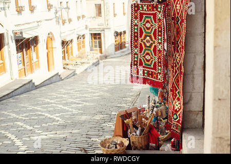 In Pogradec, Albanien - März 2019: Innenstadt von Gjirokaster, ein UNESCO-Weltkulturerbe im Süden von Albanien, Stockfoto