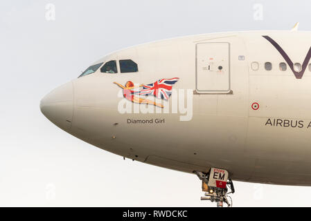 Nose of Virgin Atlantic Airbus A330 Jet-Flugzeug namens Diamond Girl auf dem Landungsanflug am Flughafen London Heathrow, Großbritannien Stockfoto