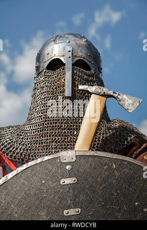 Mongolische Horde Krieger in Rüstung, Holding traditionelle Ax. Stockfoto