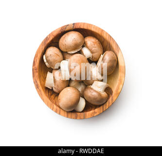 Frische champignon Pilze in Schüssel auf weißem Hintergrund. Stockfoto