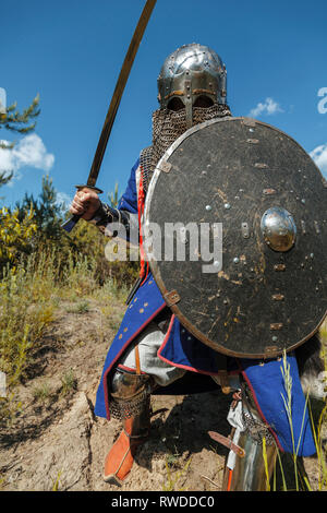 Mongolische Horde Krieger in Rüstung, Holding traditionelle Säbel. Stockfoto