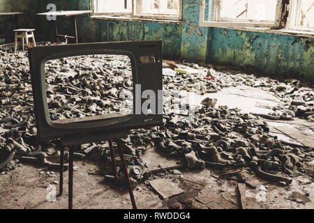 Gasmasken, die im Falle von chemischen Angriff während des Kalten Krieges erworben, jetzt lag auf dem Boden eines Klassenzimmers in der Sperrzone von Tschernobyl. Stockfoto