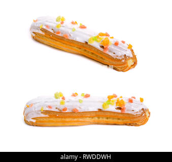 Multifruit Eclair, auch als süße Baguette auf weißem Hintergrund bekannt. Stockfoto
