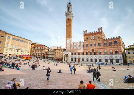 Siena, Italien - 03. März 2019: Piazza del Campo in der toskanischen Stadt, in der Nähe von Florenz in Italien. Der Platz ist berühmt in der ganzen Welt als die berühmten Pali Stockfoto
