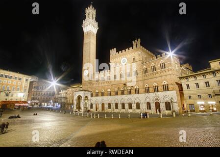 Siena, Italien - 03. März 2019: Piazza del Campo in der toskanischen Stadt, in der Nähe von Florenz in Italien. Der Platz ist berühmt in der ganzen Welt als die berühmten Pali Stockfoto