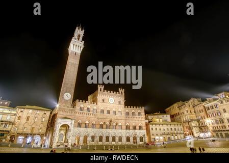 Siena, Italien - 03. März 2019: Piazza del Campo in der toskanischen Stadt, in der Nähe von Florenz in Italien. Der Platz ist berühmt in der ganzen Welt als die berühmten Pali Stockfoto