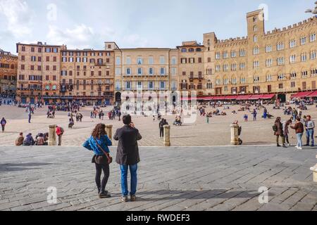 Siena, Italien - 03. März 2019: Piazza del Campo in der toskanischen Stadt, in der Nähe von Florenz in Italien. Der Platz ist berühmt in der ganzen Welt als die berühmten Pali Stockfoto