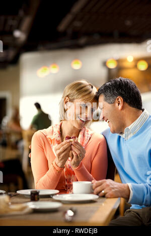 Herzlichen reifes Paar genießen Sie Frühstück zusammen essen in einem Café. Stockfoto